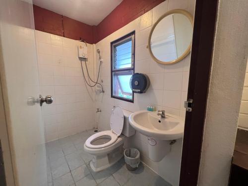 een badkamer met een toilet en een wastafel bij Red Brick in Chiang Mai