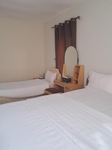 Tempat tidur dalam kamar di Alshumukh guesthouse