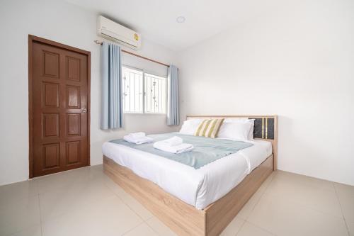 Un pat sau paturi într-o cameră la MIQ HK111-4BR Home Ratchada-Huaykwang 14PAX