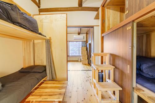 Habitación pequeña con 2 literas y escalera en 長濱元浜町宿場　片原楽家, en Nagahama