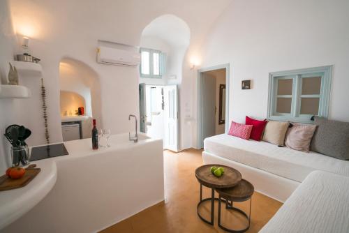 Posezení v ubytování Santorini-treasures Lavender villa traditional