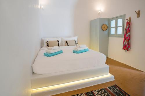 Postel nebo postele na pokoji v ubytování Santorini-treasures Lavender villa traditional