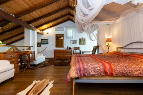 sypialnia z łóżkiem i biurkiem w obiekcie STONE HOUSE reTREAT w miejscowości Mali Lošinj