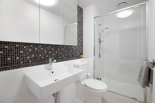 une salle de bain avec un lavabo, des toilettes et une douche dans l'établissement Marvellous 2-Bed High-Rise: Amazing Views, Free Parking, à Melbourne
