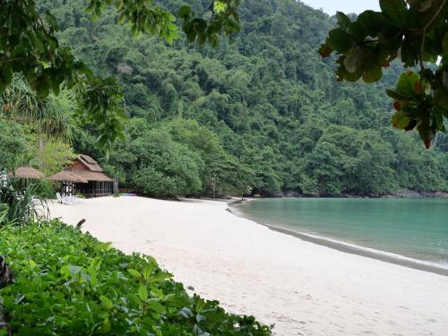 vistas a una playa con árboles y agua en Victoria Cliff Resort Nyaung Oo Phee Island, en Nga Khin Nyo Gyee Island