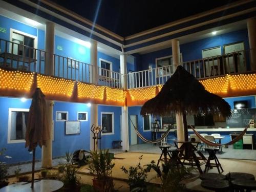 niebieski budynek z patio ze stołami i parasolem w obiekcie Montecristi Hotel Near the Nicaragua Intl Airport w mieście Managua