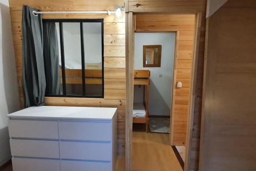 une petite maison avec une fenêtre et une commode dans l'établissement Joli appartement 2min des pistes, avec 1 chambre et 1 coin montagne, à Vars
