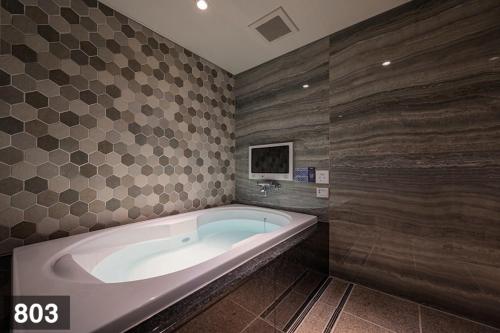 大宮市にあるHOTEL PASADENA 11のタイル張りのバスルーム(大型バスタブ付)