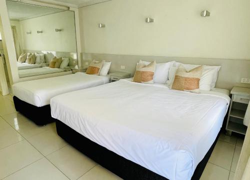 Een bed of bedden in een kamer bij Bay Motel