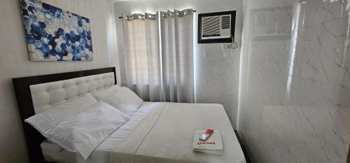 Ένα ή περισσότερα κρεβάτια σε δωμάτιο στο ENTIRE 2BR CONDO UNIT@8 SPATIAL CONDOMINIUM