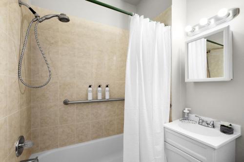 uma casa de banho com um chuveiro, um WC e um lavatório. em Univ City Drexel 2 Bdrm Lovely Unit em Filadélfia