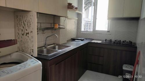 a small kitchen with a sink and a stove at Căn hộ 2 phòng ngủ có balcony in Ho Chi Minh City