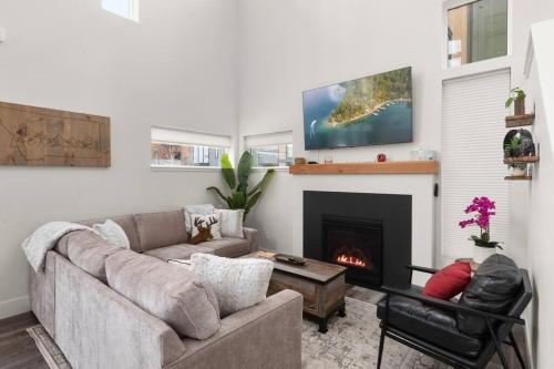 ein Wohnzimmer mit einem Sofa und einem Kamin in der Unterkunft Mountain View Retreat at The Quarry - Sleeps 10! in Whitefish