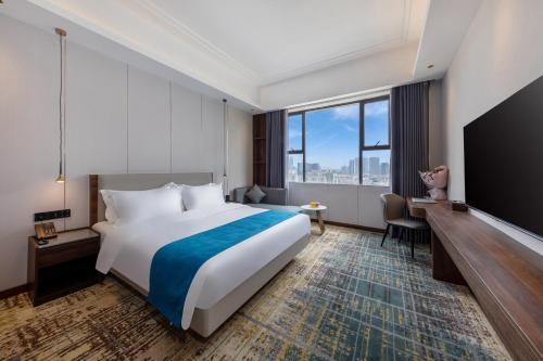 Postel nebo postele na pokoji v ubytování Fortune Land Shenzhen