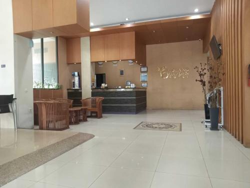 um lobby de um hotel com um balcão e cadeiras em Violand Garden Hotel Samarinda em Samarinda