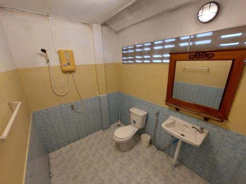 W łazience znajduje się toaleta, umywalka i lustro. w obiekcie Fullmoon House Samui w mieście Lamai