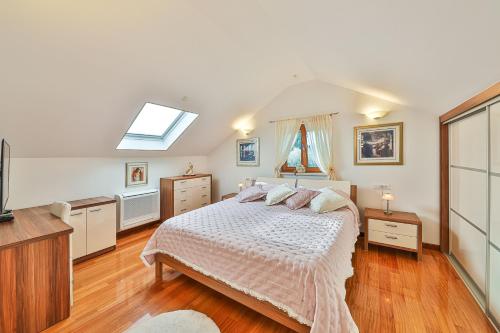 1 dormitorio con 1 cama y tragaluz en Villa Tomislav en Split