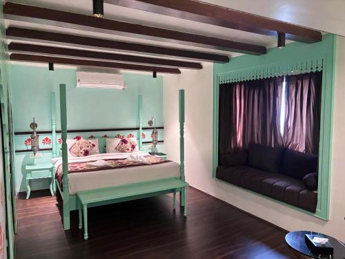 Un pat sau paturi într-o cameră la Hotel Green Rooms, Vintage Luxury Near Dal Lake