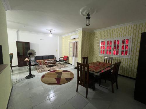 a living room with a table and a couch at شقه حديثه في وسط المنصوره بالقرب من الجامعه ١٧٥ متر in Mansoura