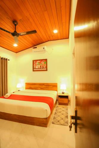 a bedroom with a bed and a wooden ceiling at Thisath Villa in Gonapinuwala West