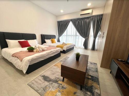 2Bed For 4 // KLIA Sepang Xiamen University في سيبانغ: غرفة معيشة بها سريرين وطاولة قهوة