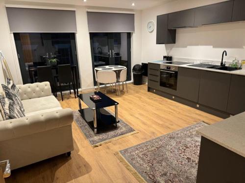 sala de estar con sofá y cocina en Bedroom 2 in Elegant 3 Bed Flat in Ramsgate, en Kent