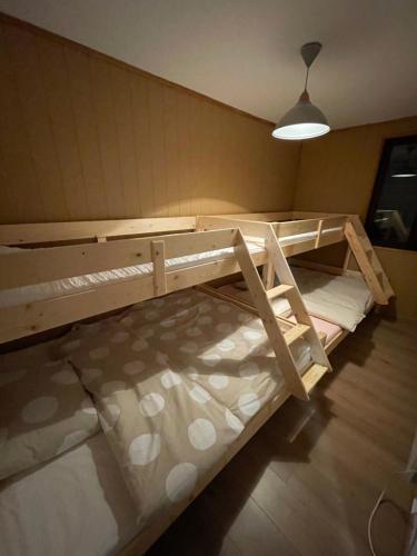 1 Schlafzimmer mit 2 Etagenbetten in einem Zimmer in der Unterkunft VINKOV KUTAK 