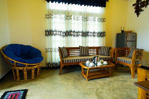 Sala de estar con 2 sofás y mesa en Isindu Sky Lodge en Mirissa