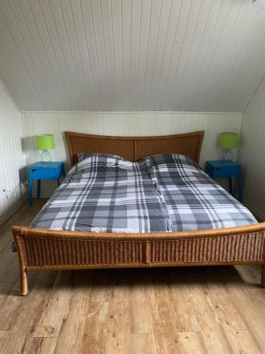 Bett in einem Zimmer mit zwei blauen Tischen in der Unterkunft Eifelfee in Roetgen