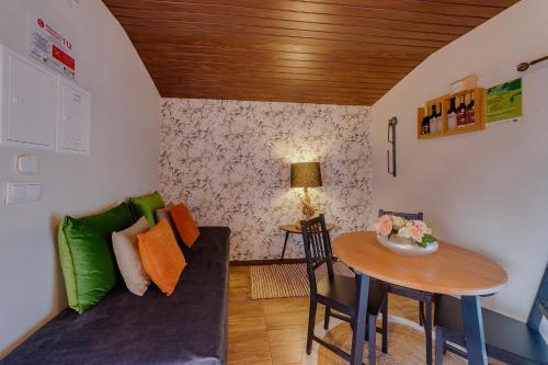 a living room with a couch and a table at Arrabia Casa da Eira in Raiva
