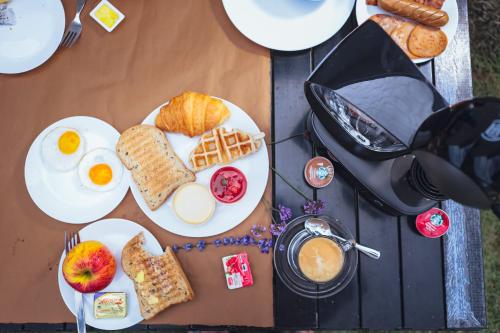 stół z talerzami śniadaniowymi. w obiekcie Kirin Sky Resort w mieście Khao Kho