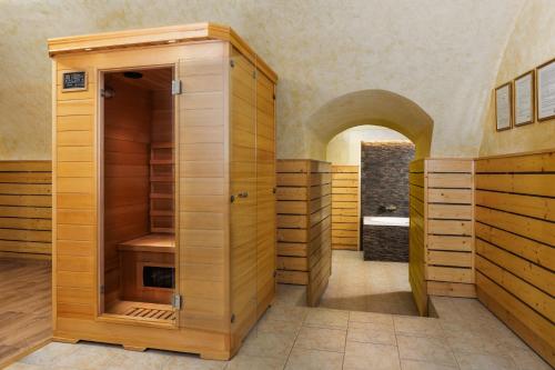una sauna con armarios de madera y un arco en Hotel U Leva en Levoča