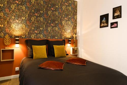 een slaapkamer met een groot bed met 2 kussens bij Le Constantin - Ecrin chaleureux & confortable, centre-ville à 2 pas in Provins