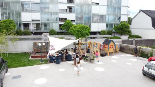 einen Spielplatz in einer Stadt in der Unterkunft NEW G&P Villa - Free Parking in Ljubljana