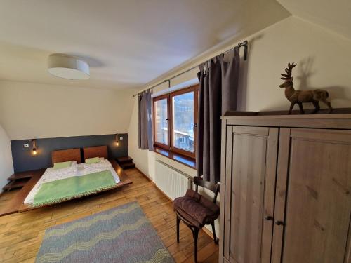 sypialnia z łóżkiem i oknem w obiekcie Garden Apartament Kurnik w mieście Stróża