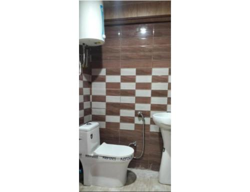 een badkamer met een toilet en een wastafel bij Hotel Shree Badri Valley, Badrinath in Badrīnāth