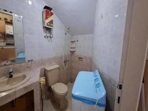 CikundulにあるVilla Kota Bunga EE2-03のトイレと洗面台付きのバスルーム