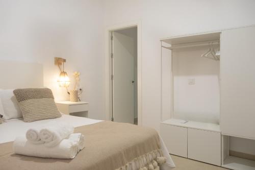 Ένα ή περισσότερα κρεβάτια σε δωμάτιο στο Apartamentos La Tahona Cádiz Centro