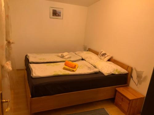 une petite chambre avec deux lits avec des serviettes dessus dans l'établissement Apartment Plavo Sidro, à Vir