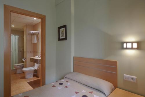 Кровать или кровати в номере El Camí Hotel