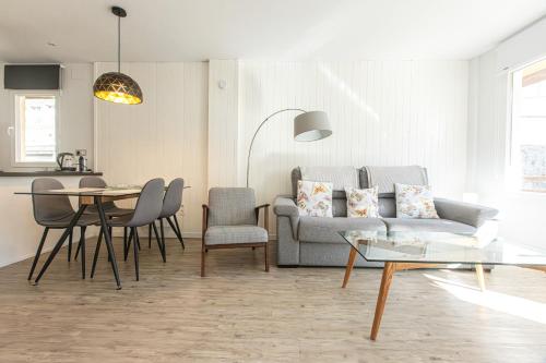 シエラネバダにあるHolidays, Tripp, 1 dormitorio, 4 personas, Terrazaのソファとテーブルのあるリビングルーム