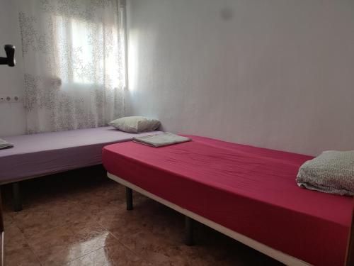 バレンシアにあるApartamento Alguerの窓付きの客室で、ベッド2台が備わります。
