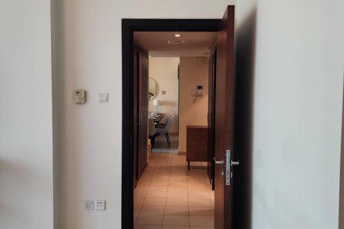 korytarz z drzwiami prowadzącymi do pokoju w obiekcie Lake View The Greens & Views w Dubaju