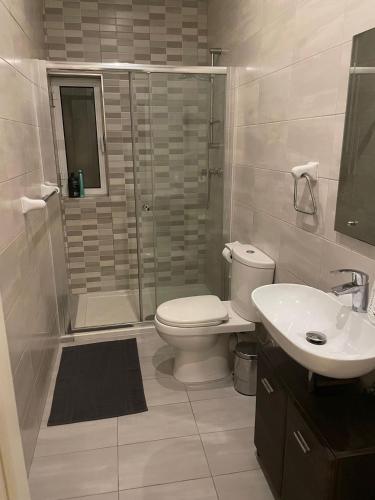 un bagno con wc, doccia e lavandino di Kebu Rentals a San Giuliano