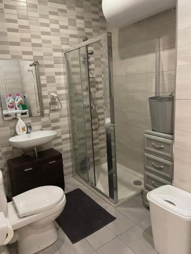 Bilik mandi di Kebu Rentals