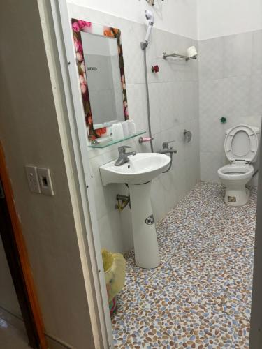 Phòng tắm tại Nhà nghỉ Ngọc Khánh