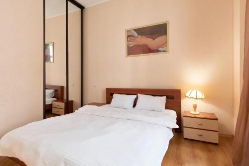 En eller flere senge i et værelse på Two-bedroom apartment in the heart of Kyiv