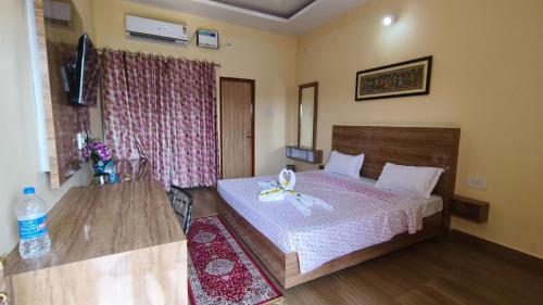een slaapkamer met een bed met een bloem erop bij NH16 Farm Stay And Restaurant in Chāndpur