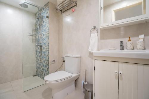 a bathroom with a toilet and a shower and a sink at F11 Title 50м2 Люкс Бассейн Рубль ВАТСАП669З582I976 in Nai Yang Beach