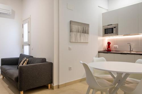 Η κουζίνα ή μικρή κουζίνα στο Apartamentos La Tahona Cádiz Centro